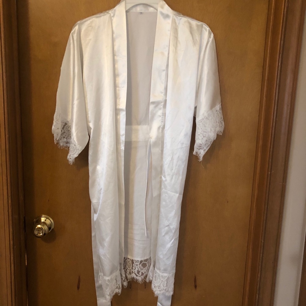 Bridal robe with lace